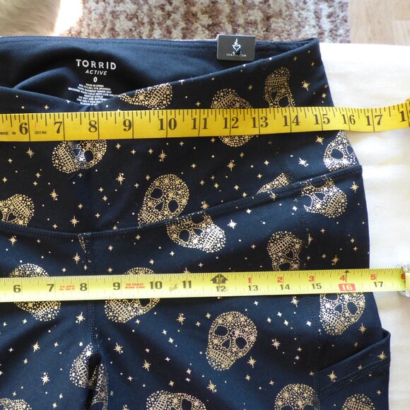 TORRID ACTIVE CROP LEGGING - PERFORMANCE CORE FOIL STAR & SKULL BLACK 0 L 12 - Picture 10 of 10
